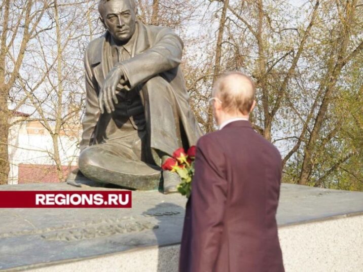 Звезды кино возложили цветы к памятнику Тихонову в Павловском Посаде Без рубрики 