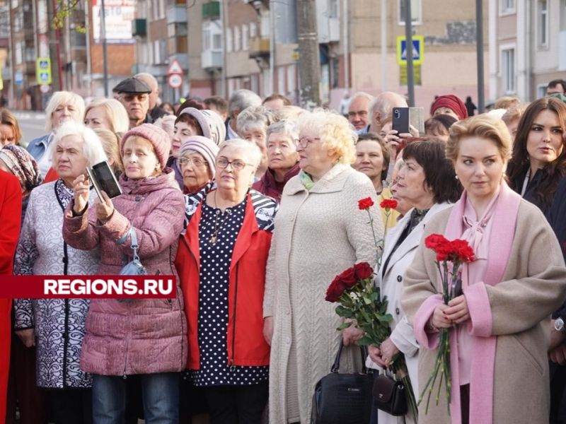 Звезды кино возложили цветы к памятнику Тихонову в Павловском Посаде Без рубрики 